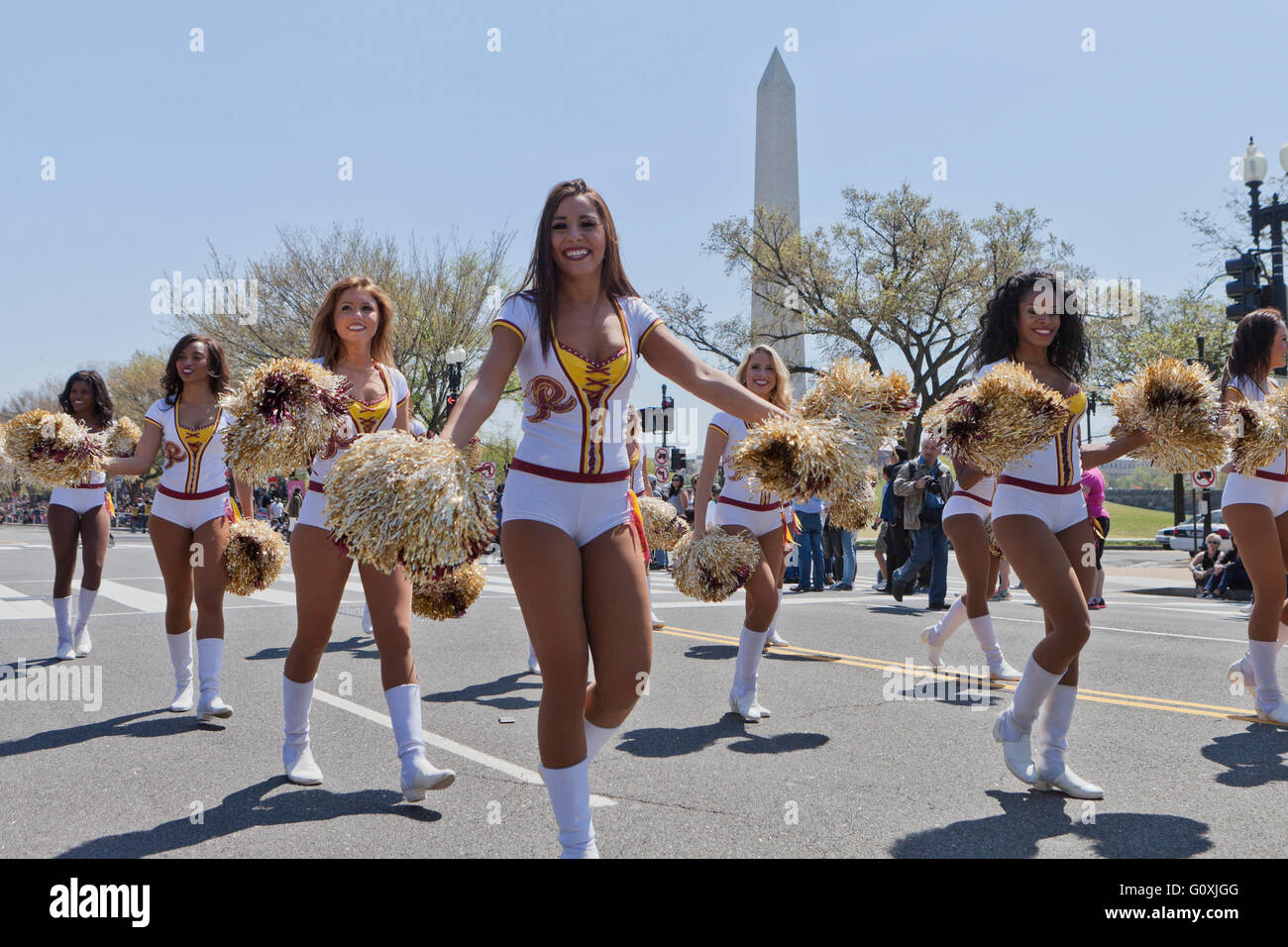 Redskins de Washington cheerleaders pendant un défilé - Washington, DC USA Banque D'Images