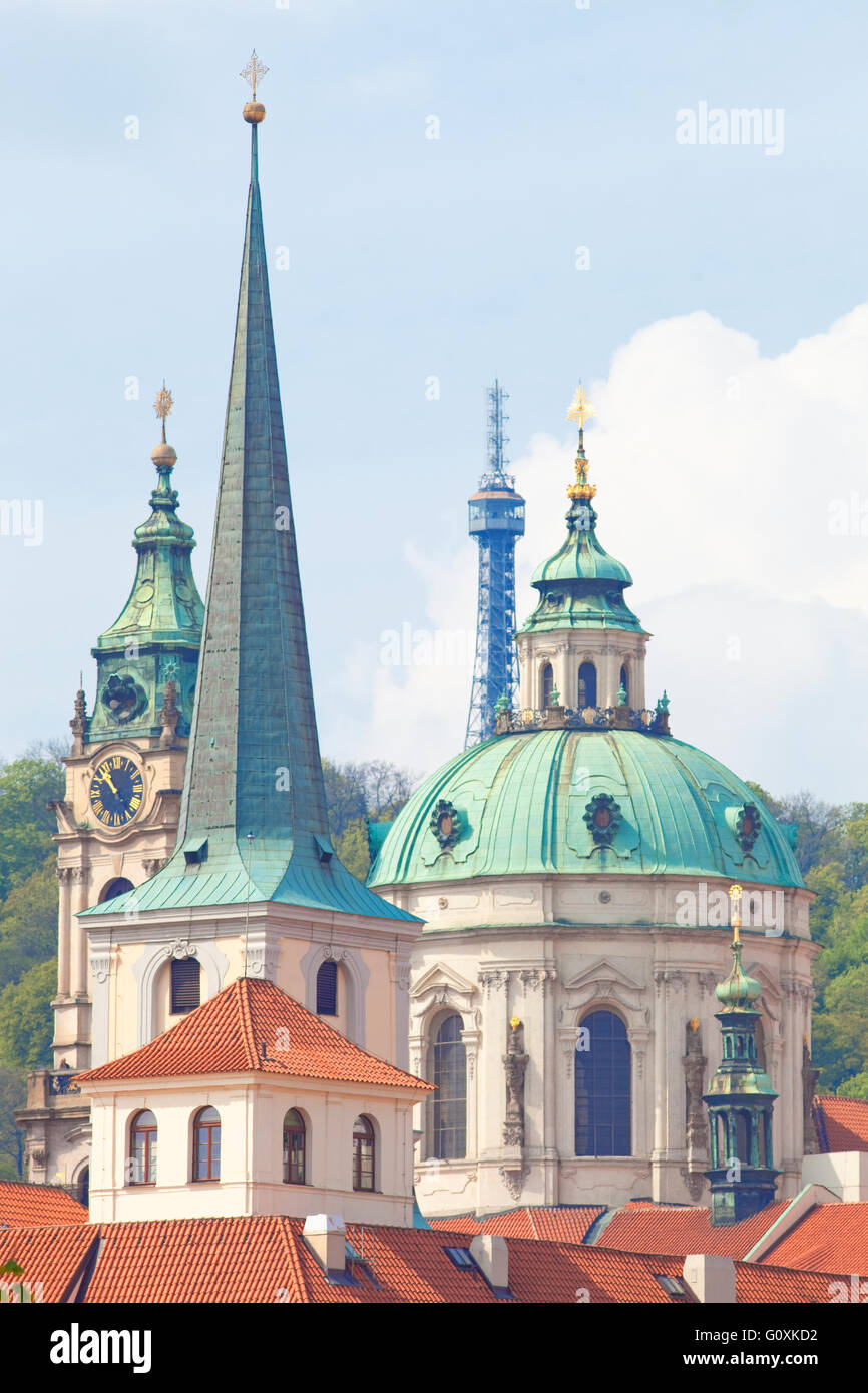 République tchèque, Prague - clochers de moindre Trimestre et Eglise Saint-Nicolas Banque D'Images
