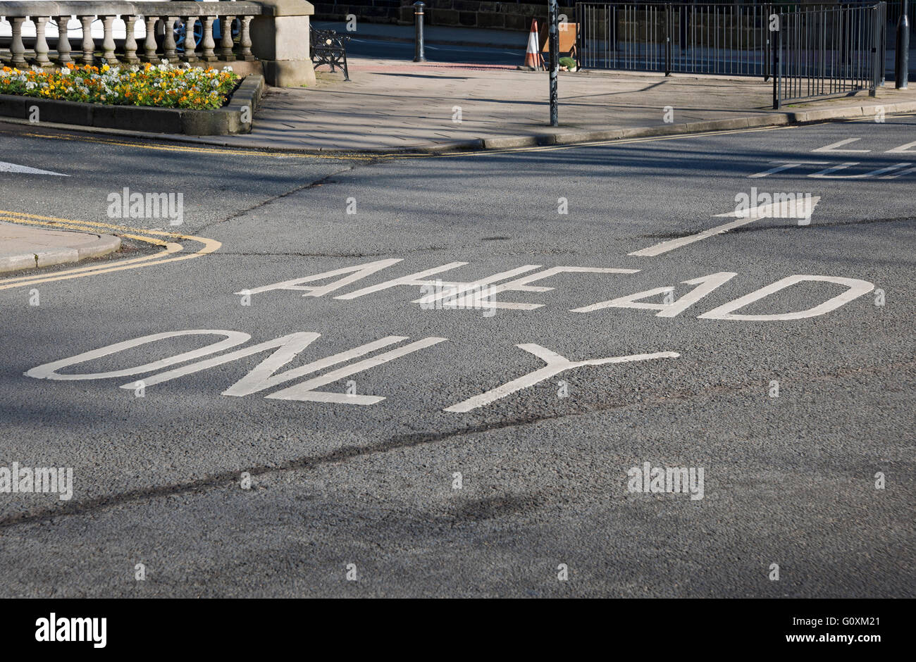 En avant seulement panneau peint sur la rue Harrogate North Yorkshire Angleterre Royaume-Uni GB Grande-Bretagne Banque D'Images En avant seulement panneau peint sur la rue Harrogate North Yorkshire Angleterre Royaume-Uni GB Grande-Bretagne Banque D'Images