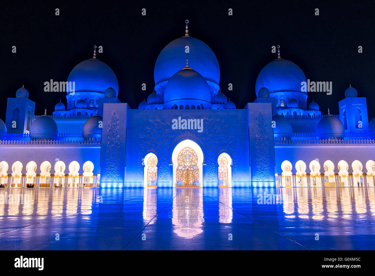 Zheikh Zayed Mosque in Abu Dhabi la nuit, baignant dans une lumière bleue Banque D'Images