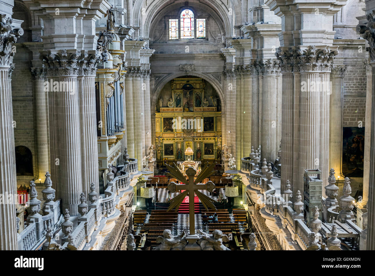 Autel, centre du presbyterium, tabernacle bordé par quatre anges, le travail de Pedro Arnal, Jaen, Espagne Banque D'Images