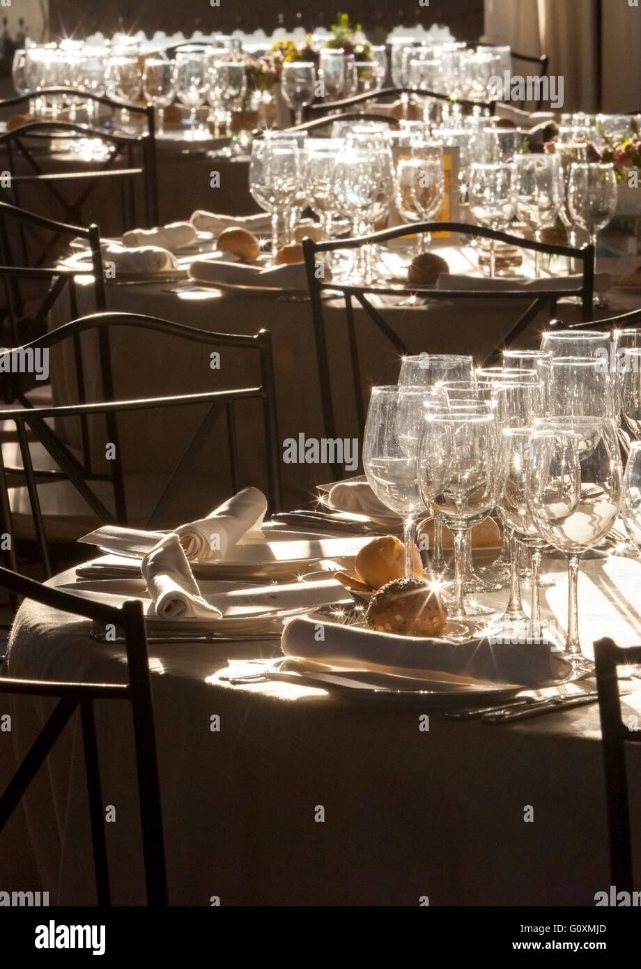 Tables de mariage du reflet, plein de vaisselle contre le soleil Banque D'Images