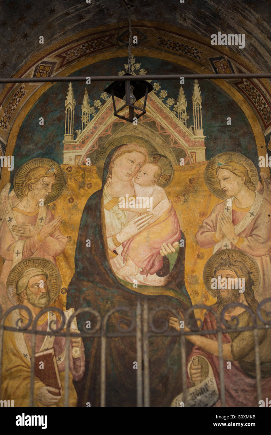 Vierge Marie avec l'enfant Jésus, en plein air sur une façade de maison à Florence, Italie Banque D'Images