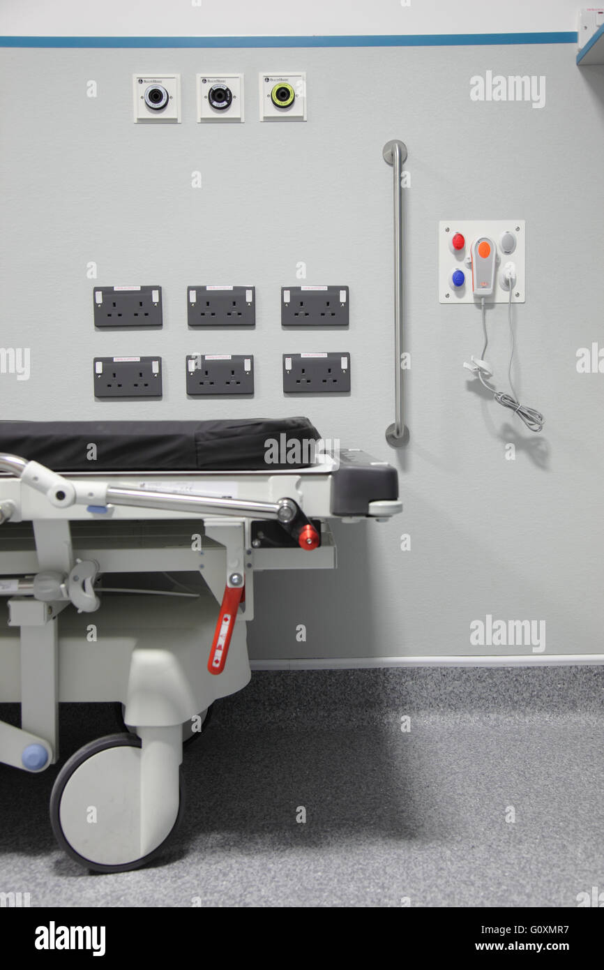 Détail de l'équipement d'un nouveau service d'urgence de l'hôpital et à Londres. Montre trolley et prises électriques sur le mur Banque D'Images