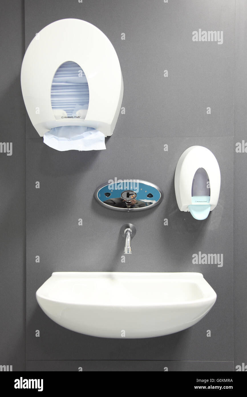 Un nouveau, sensible au toucher dans un nouvel hôpital A&E département. Montre également bassin et du savon et de serviettes en papier Banque D'Images