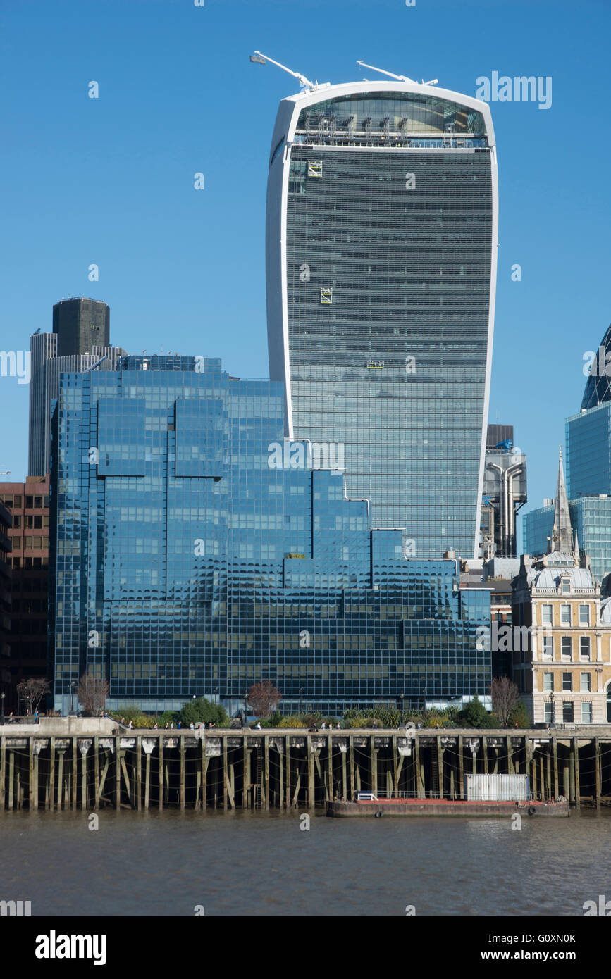 Voir de nouveaux et de vieux bâtiments de la Tamise, dont 20 Fenchurch Street, conçu par Vinoly et Rogers, connu sous le nom de talkie-walkie, City of London, EC1, Angleterre Banque D'Images