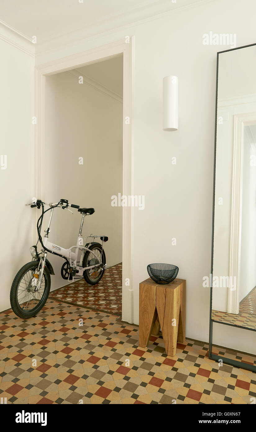 Appartement Cervantes, Barcelone, Espagne. Un couloir avec une bicyclette appuyée contre un mur. Banque D'Images