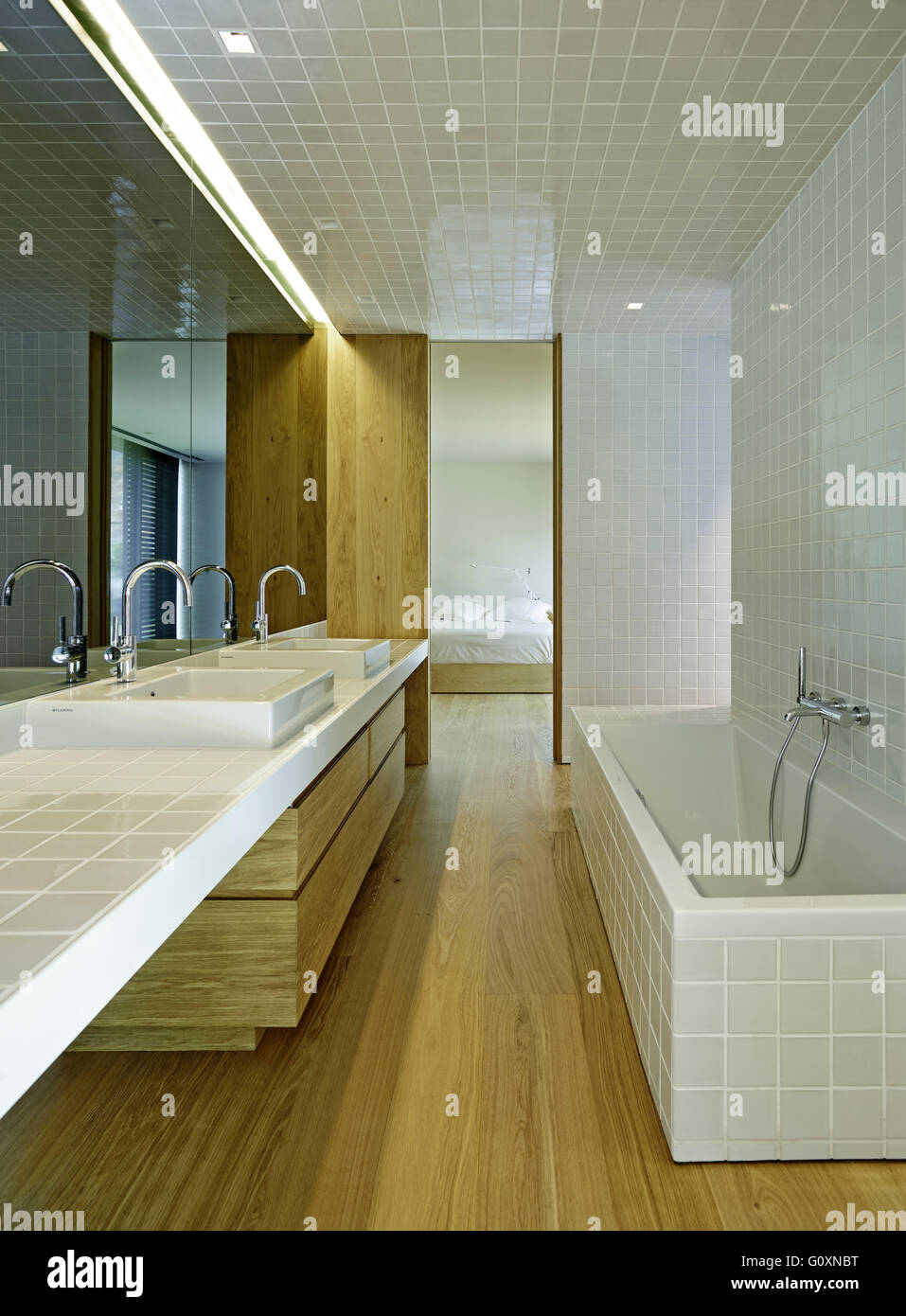 Des salle de bains moderne avec baignoire et carrelage blanc. Parquet en  bois et de meubles Photo Stock - Alamy