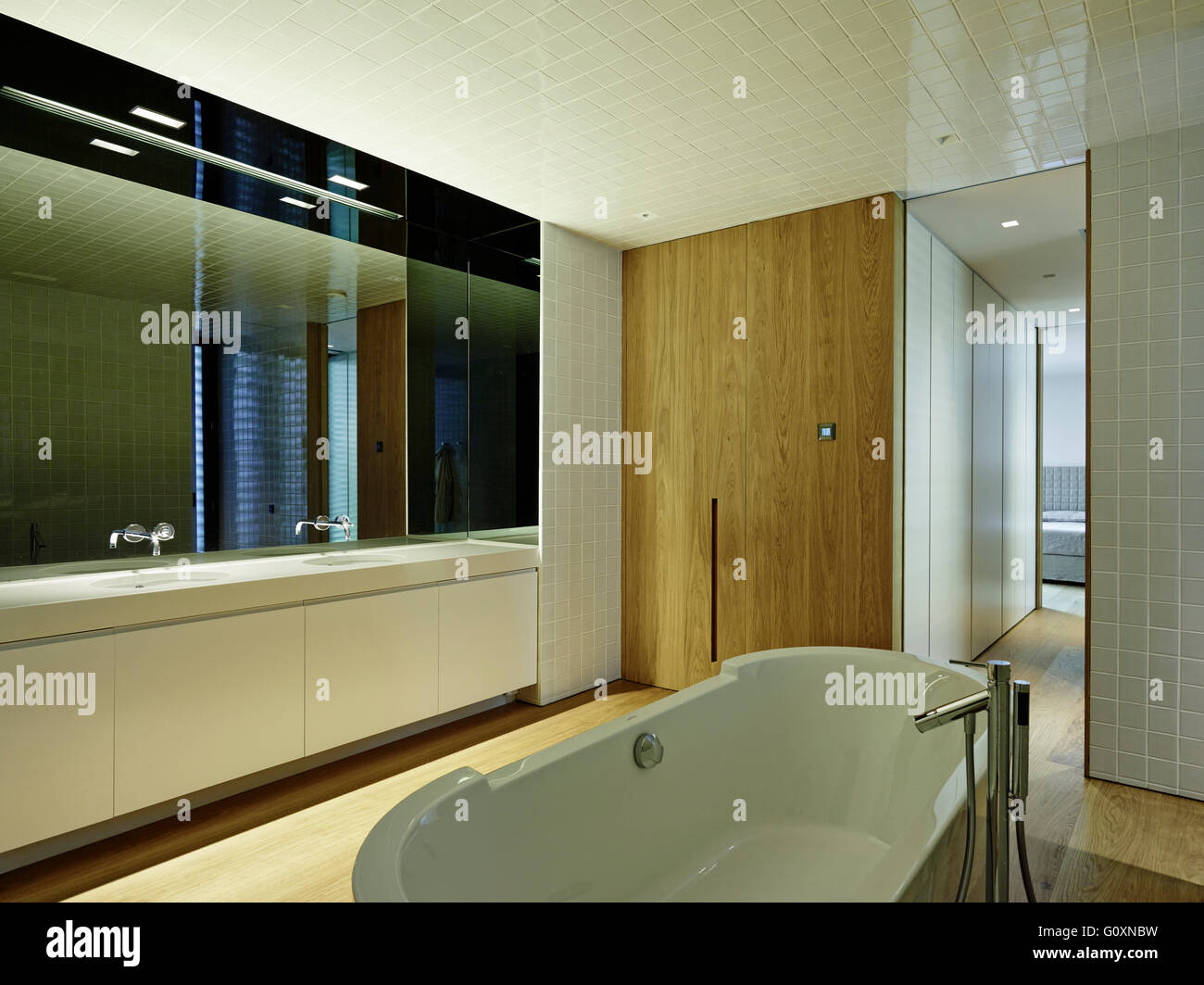 PX House, La Garriga, Espagne. Salle de bains moderne avec bain à remous blancs au milieu du plancher. Banque D'Images