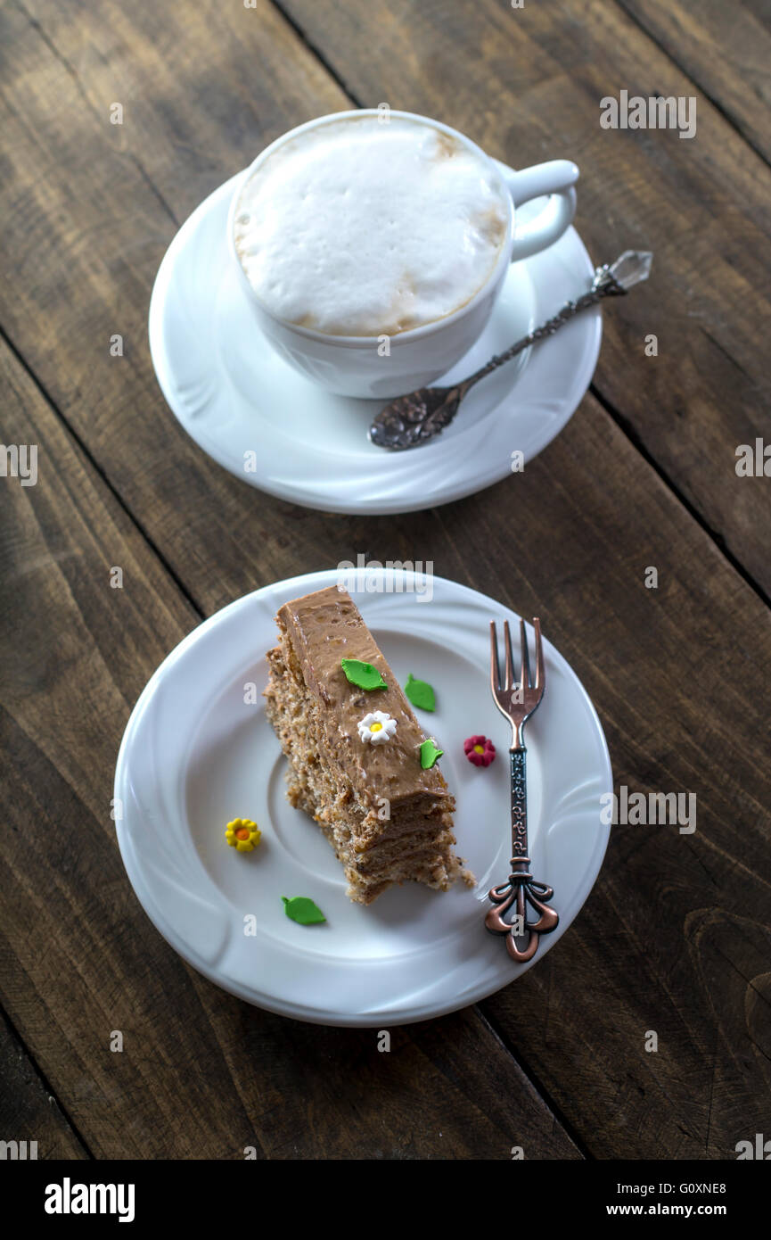 Gâteau au chocolat sur la plaque blanche avec une tasse de café Banque D'Images