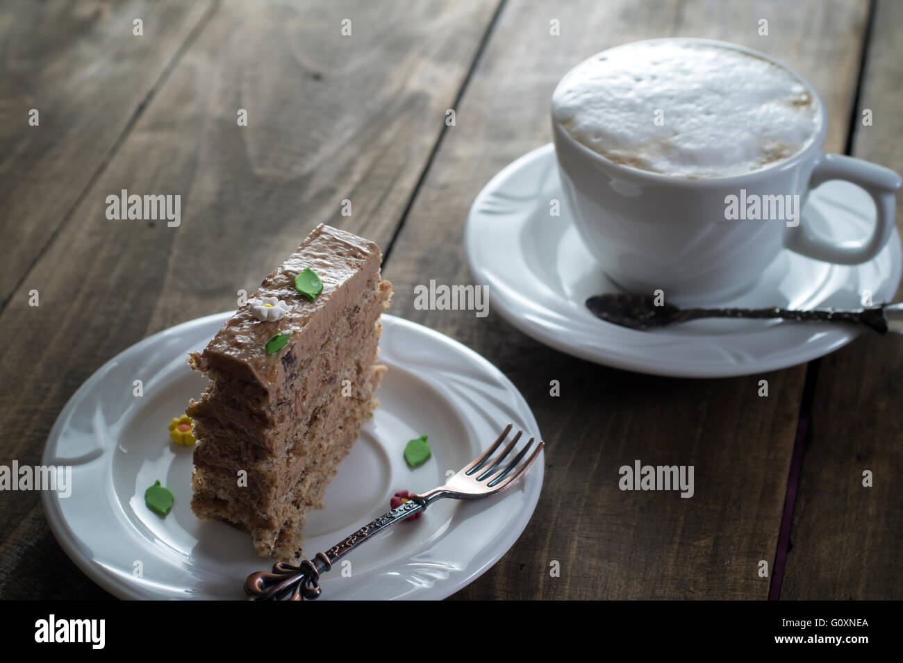 Gâteau au chocolat sur la plaque blanche avec une tasse de café Banque D'Images