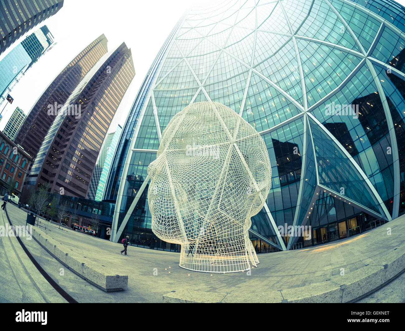 Une vue de la sculpture fisheye Wonderland par Jaume Plensa, en face de la proue skyscraper, Calgary, Alberta, Canada. Banque D'Images