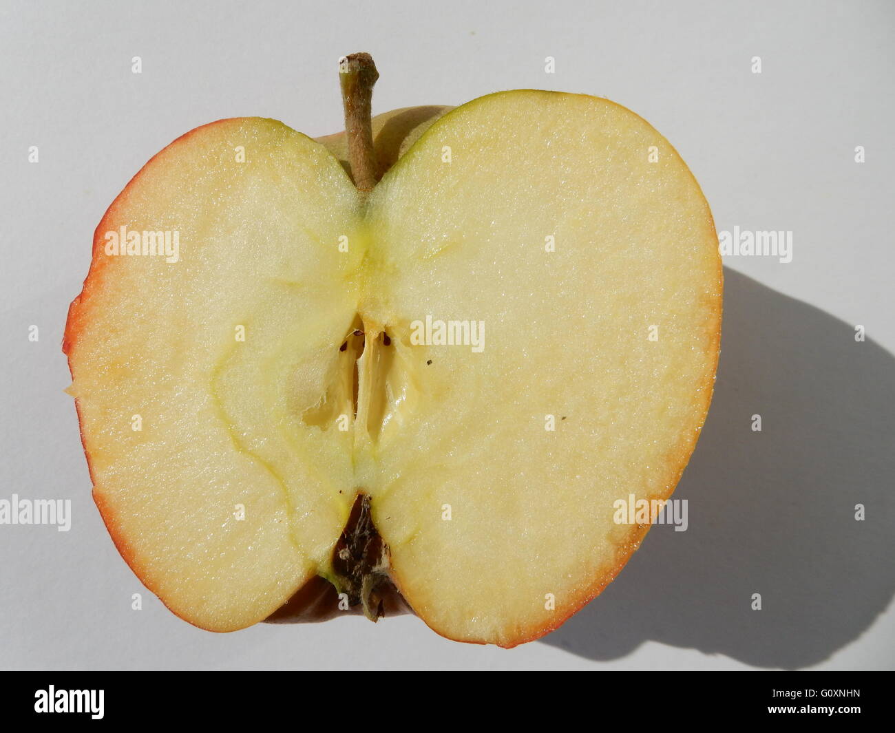 La moitié d'une pomme sur une table Banque D'Images