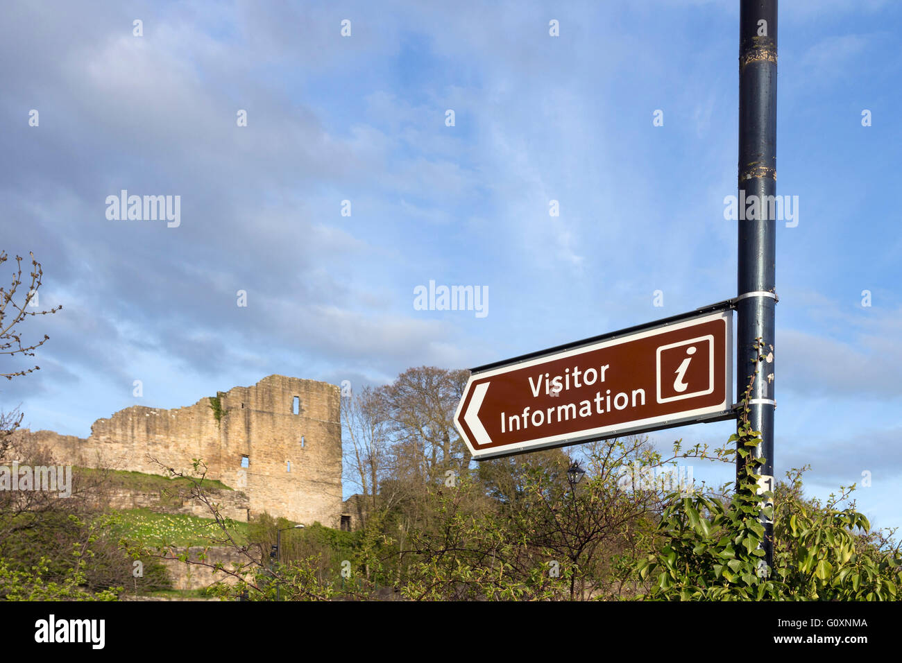 D'Information touristique avec les ruines de Barnard Castle dans l'arrière-plan, County Durham UK Teesdale Banque D'Images