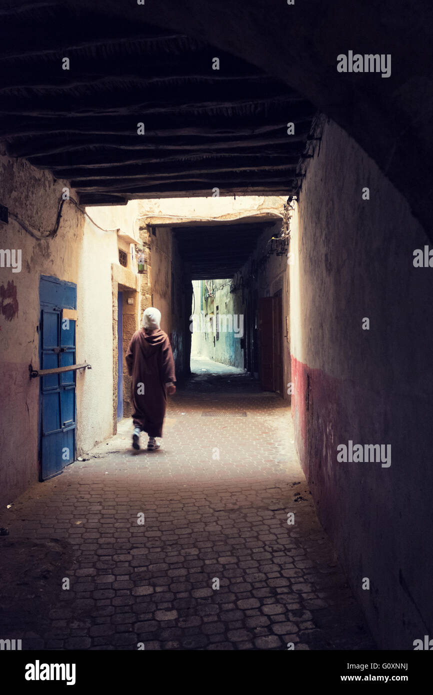 Allée ombragée dans la médina d'Essaouira, Maroc Banque D'Images