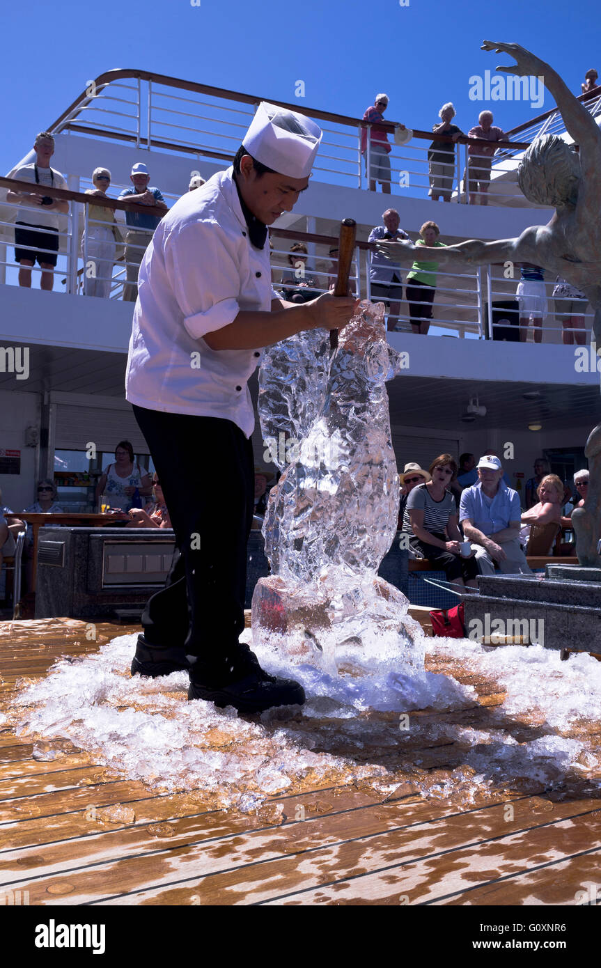 Chef de voyage croisière dh croisiéristes glace sculpture sculpture de glace watch man ship outdoor Banque D'Images