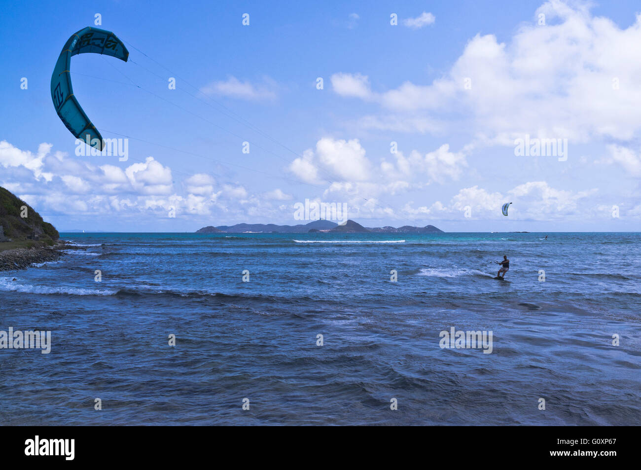 dh Mayreau Island ST VINCENT CARIBBEAN Kitesurfer Windward Careenage Bay kitesurf kite surfers homme surf sports nautiques plage sports nautiques Banque D'Images