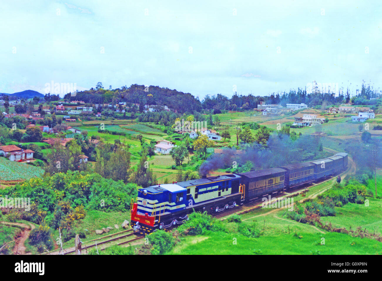 Nilgiri Mountain Railway se déplaçant dans la pittoresque vallée d'Ooty dans les montagnes de Nilgiri, Ooty, Tamil Nadu Banque D'Images