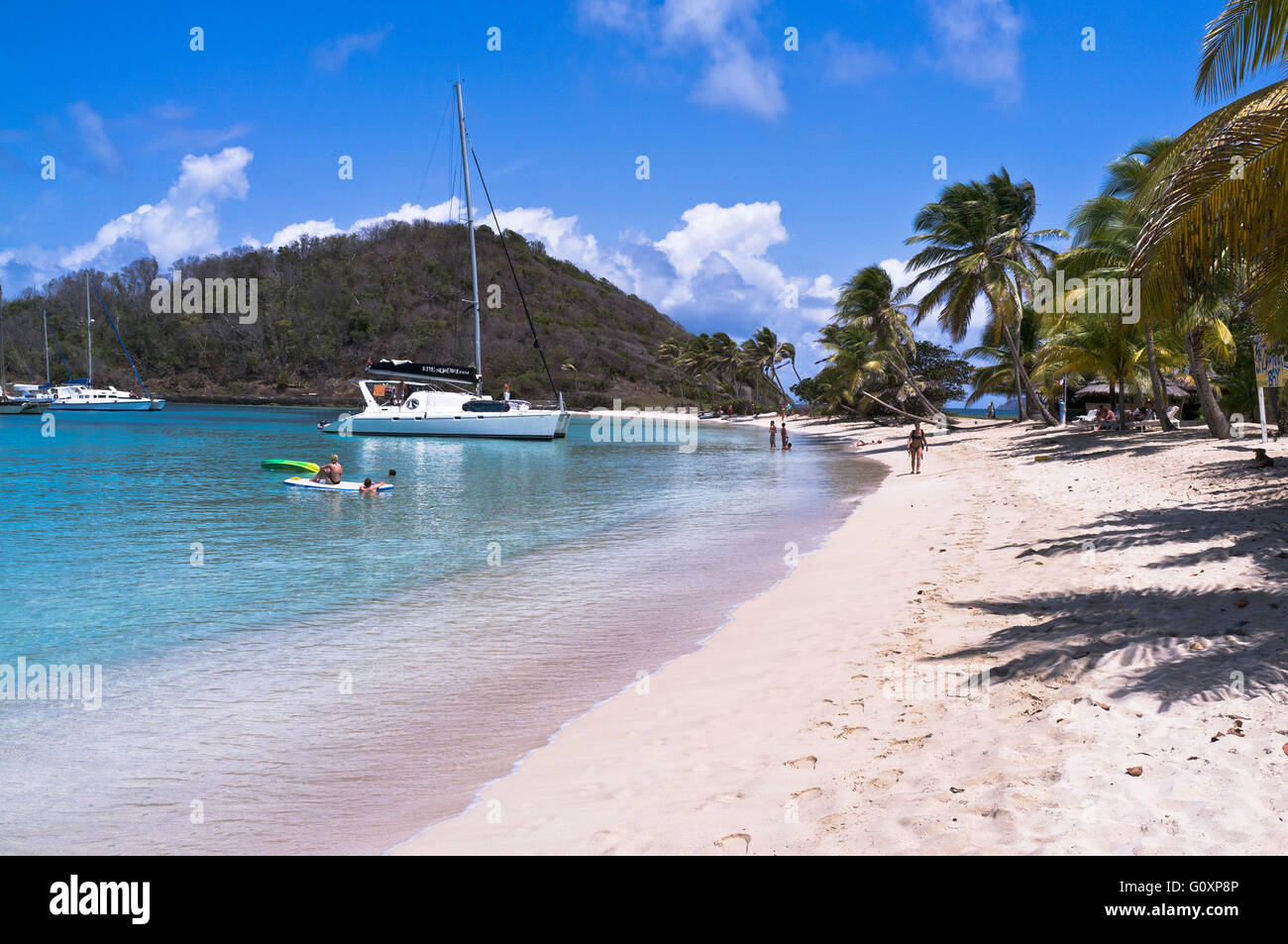 dh Mayreau île SaltWhistle Bay SAINT VINCENT CARIBBEAN Yacht familial touristique St Vincent Grenadines Salt Whistle plage paradis idyllique Banque D'Images