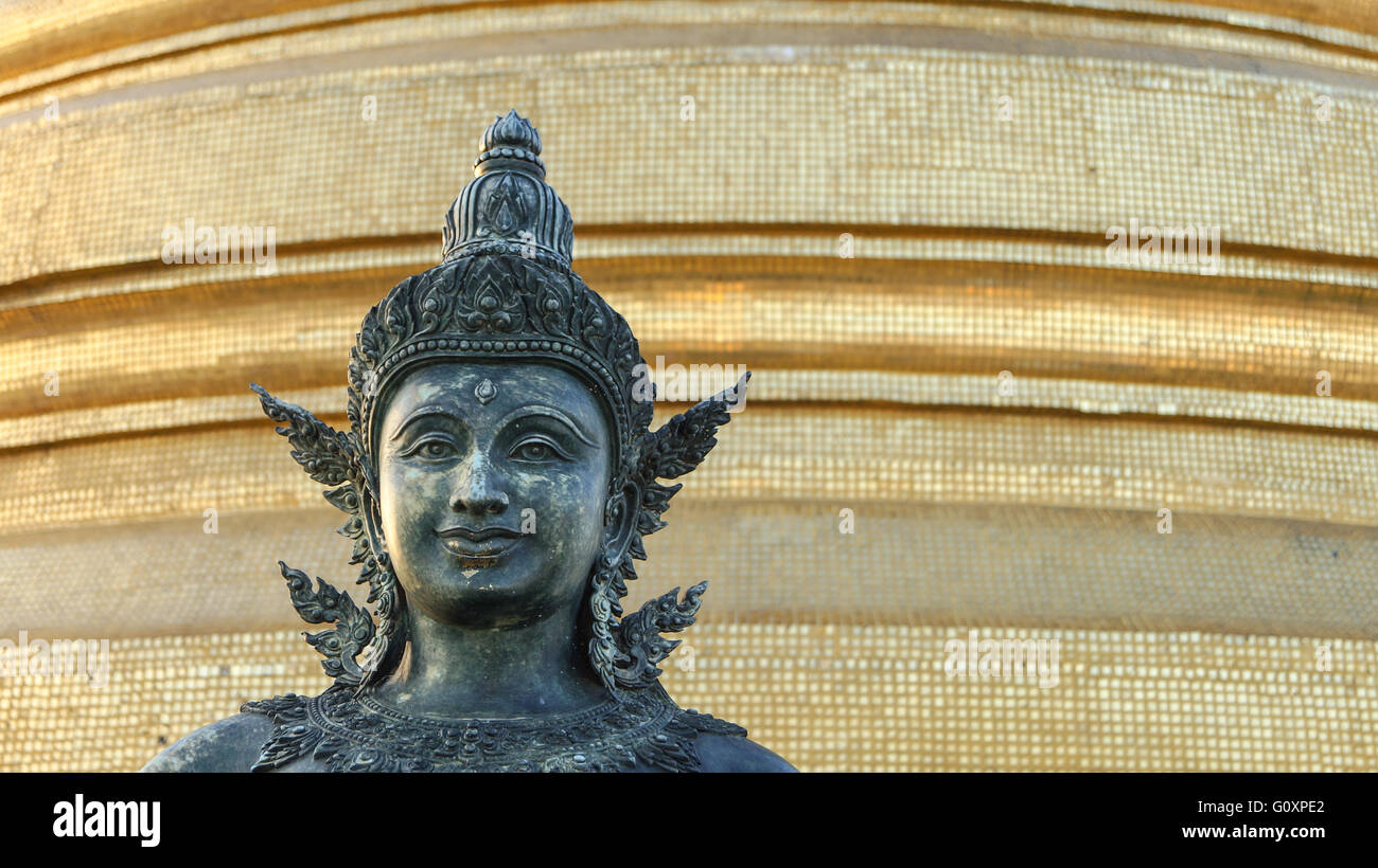 Ancien antiquité Prince Bodhisattva Bouddha à Mont d'or Bangkok sentinelle devant le Mont d'or, The Chedi ou stupa pagode. Banque D'Images