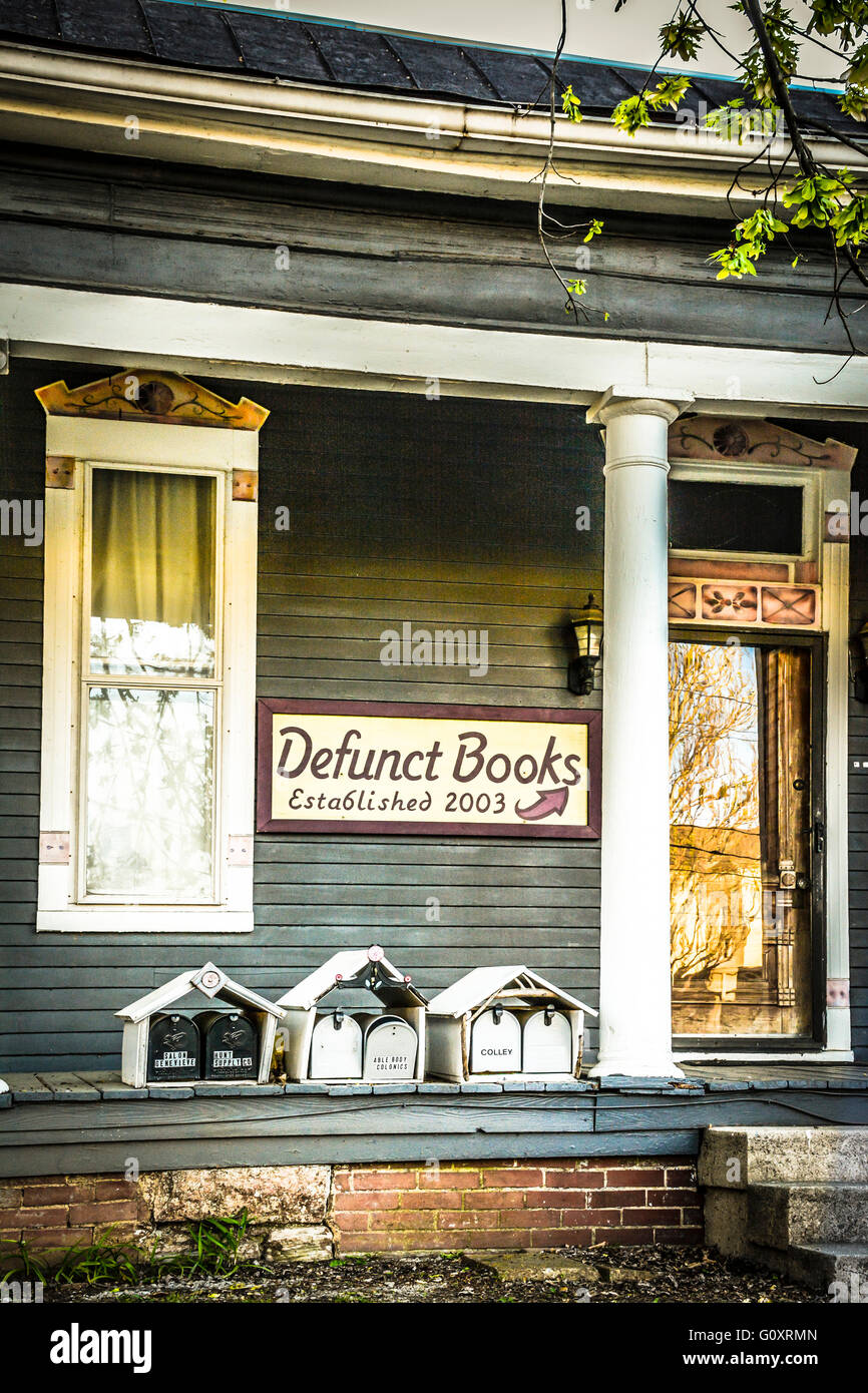 Le charmant porche de l'ancien magasin de livres à 5 points dans l'Est de Nashville TN Banque D'Images