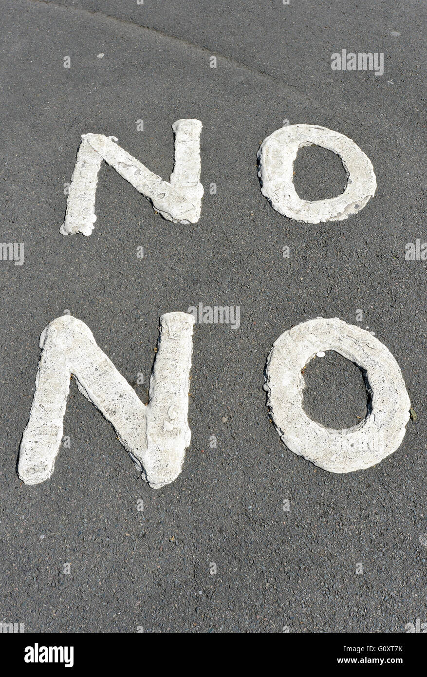 Non non peint road sign Banque D'Images