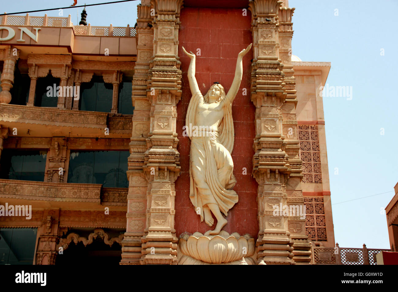 Temple ISKCON Noida, Uttar Pradesh, Inde, magnifique temple dédié au dieu Krishna avec chariot d'or sur plate-forme surélevée Banque D'Images