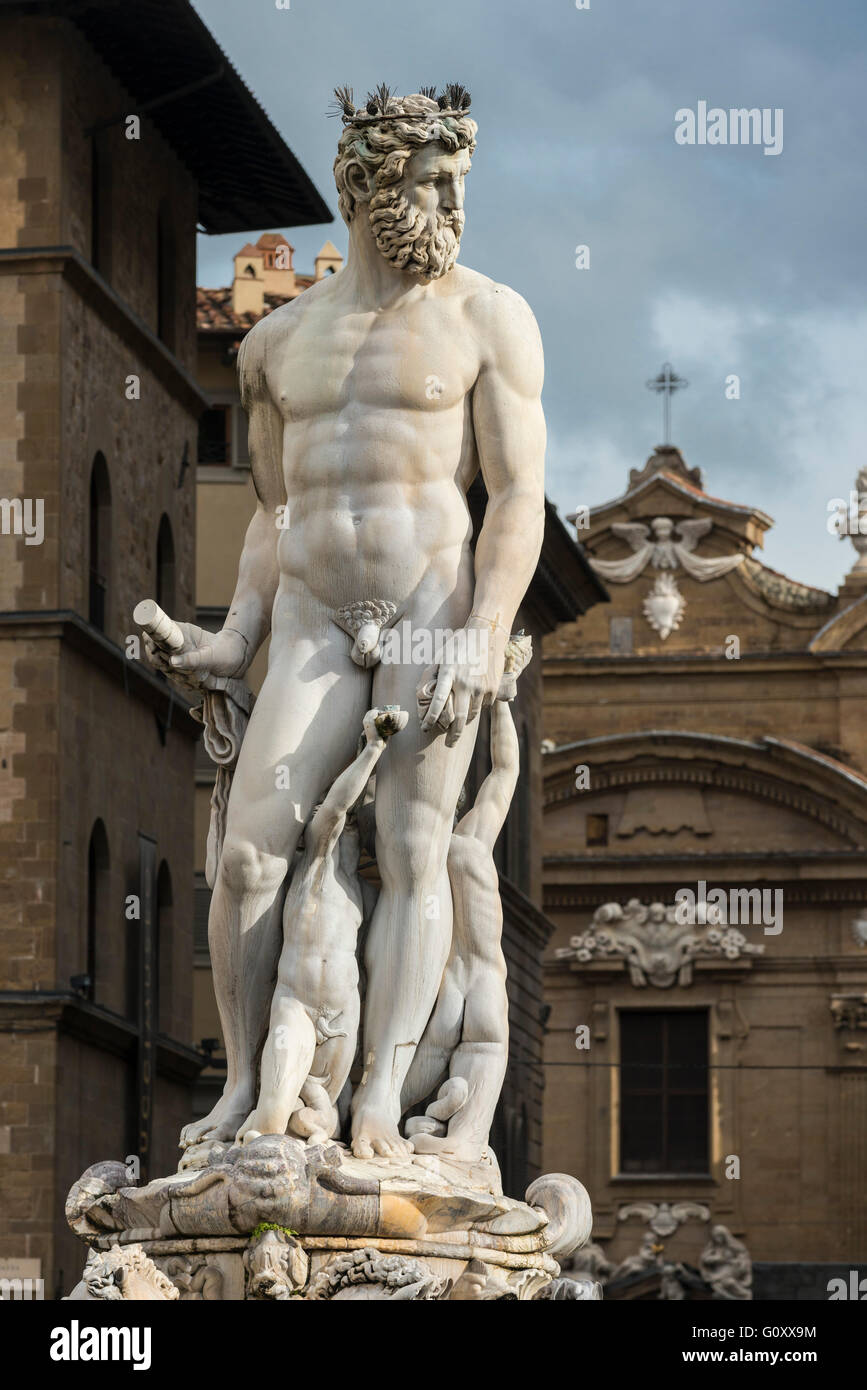 Florence. L'Italie. Statue de Neptune sur la Piazza della Signoria, copie de l'original (1563-1565), par Bartolomeo Ammannati. Banque D'Images