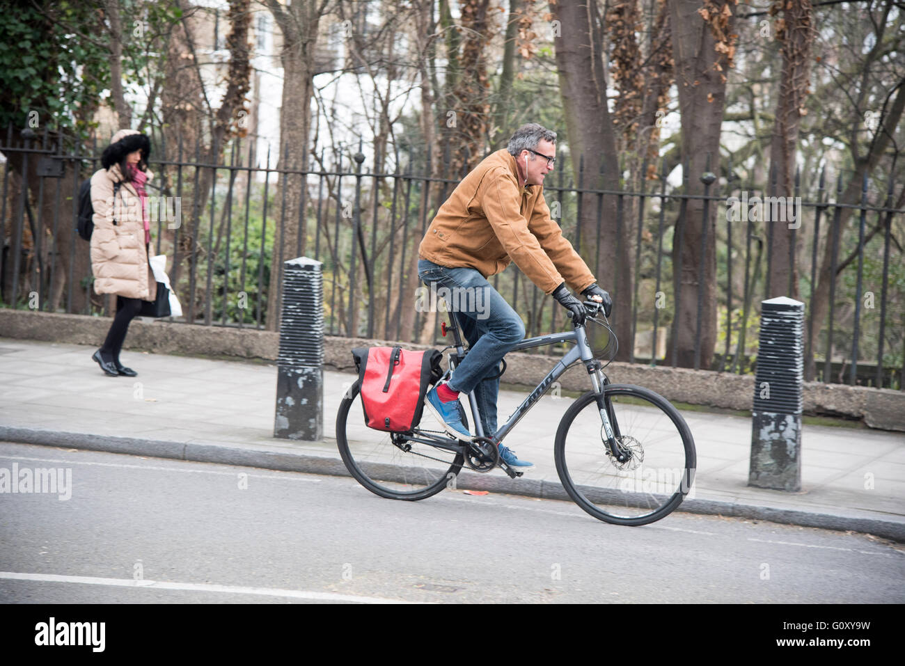 Vélo Cycliste pédale de banlieue en vélo au travail Banque D'Images