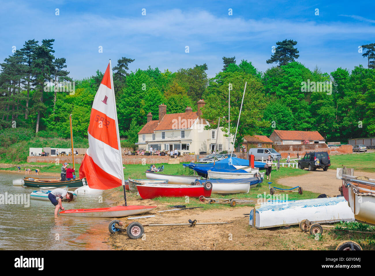 River Deben Suffolk UK, vue sur les bateaux de voile longeant le rivage de la rivière Deben à Ramsholt, Suffolk, Angleterre, Royaume-Uni Banque D'Images