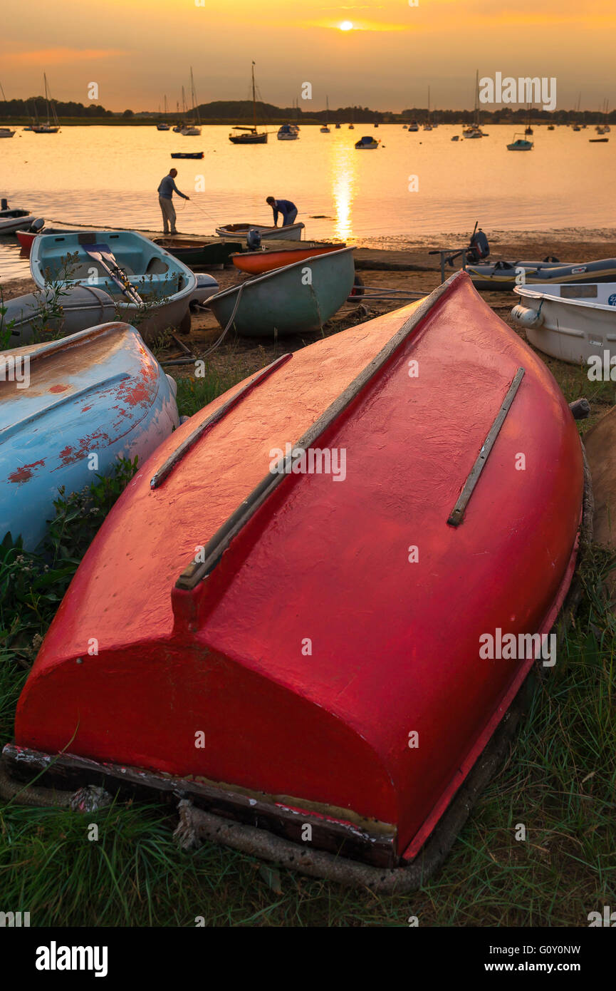 La rivière en bateau au coucher du soleil, les barques le long de la rivière Deben de Waldringfield, Suffolk, Angleterre, Royaume-Uni. Banque D'Images