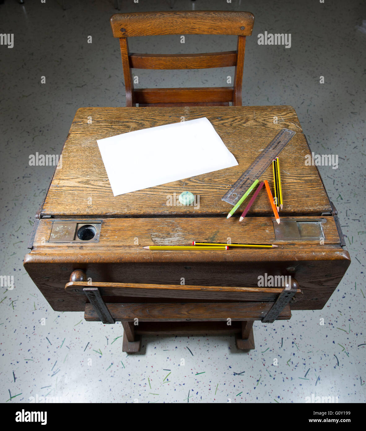 En bois ancien examen scolaire 24 prêt pour un étudiant de s'asseoir un examen. Banque D'Images