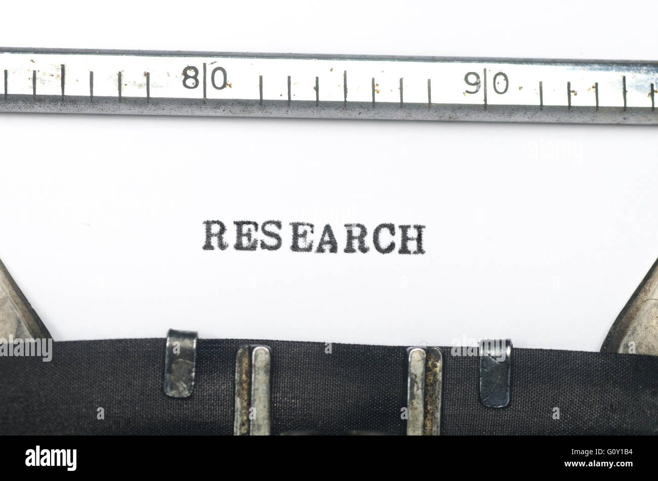 La recherche de texte tapé sur une vieille machine à écrire Banque D'Images