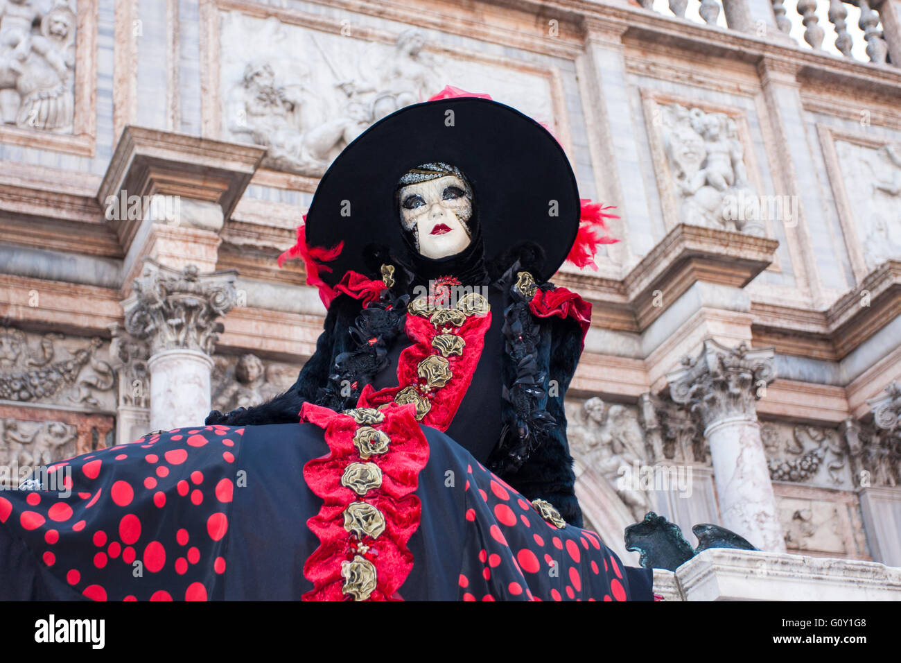 Belle femme au masque de carnaval de Venise posing Banque D'Images