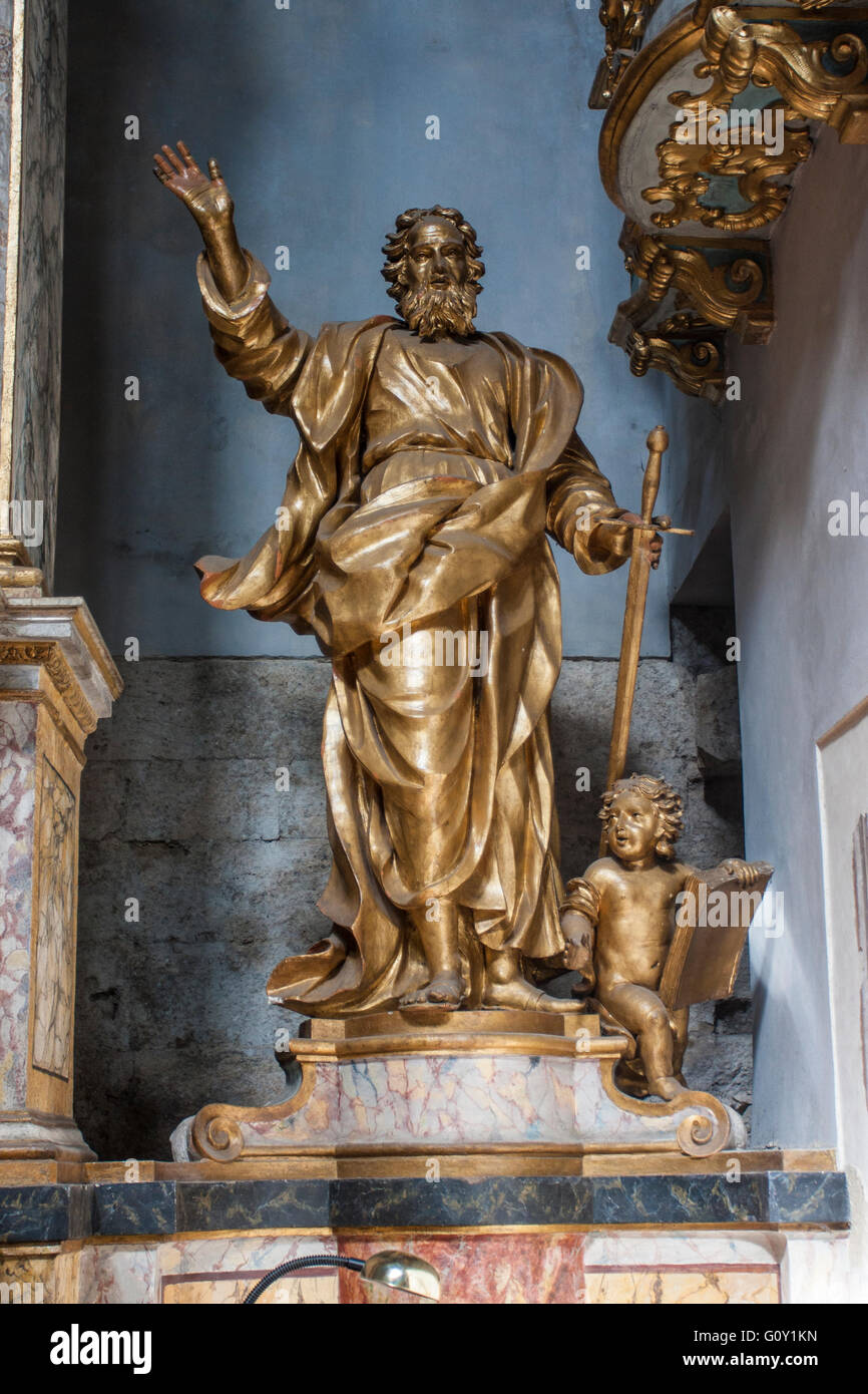 Statue de l'Apôtre Paul San Paolo tenant l'épée tandis qu'un putto garder le livre. L'intérieur de Santa Maria sopra Minerva, Assi Banque D'Images