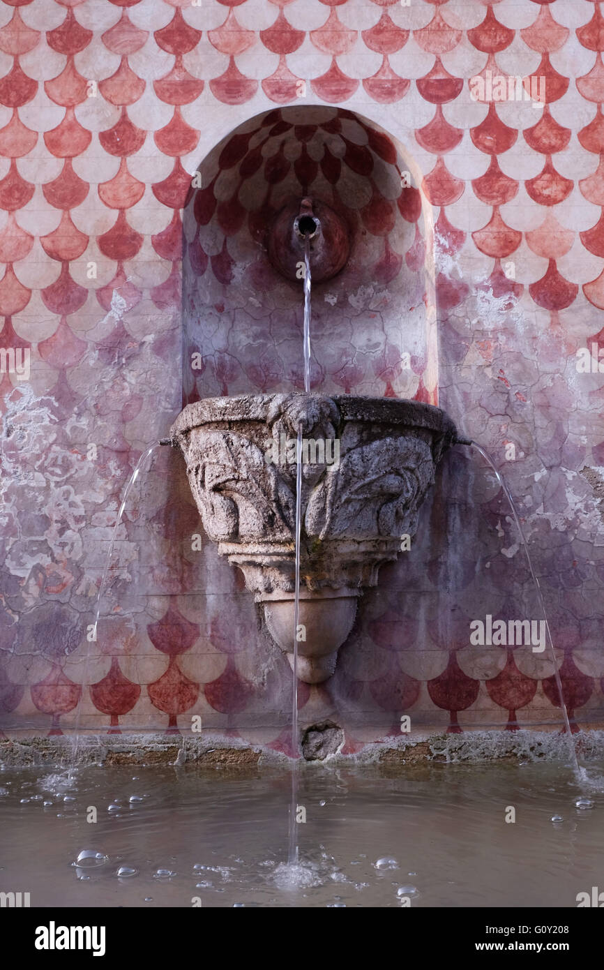 Une vieille fontaine à l'intérieur de l'hôtel Casa Santo Domingo à Antigua Guatemala, Guatemala. L'hôtel de luxe et le musée est situé sur le terrain de la monastère de Santo Domingo, qui était autrefois un bastion de l'un des plus grands couvents dans les Amériques. Banque D'Images