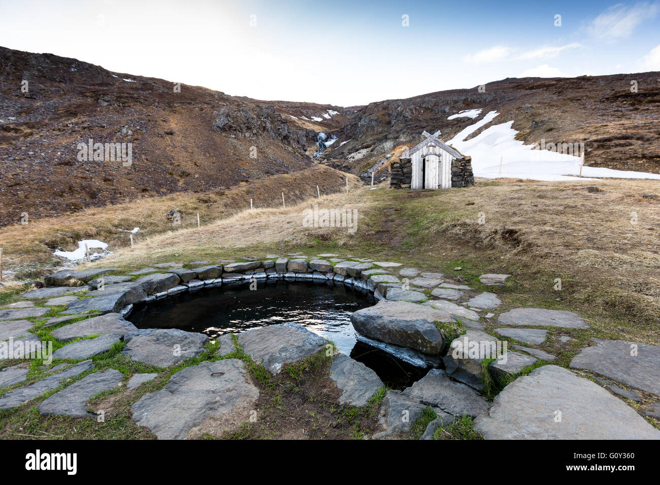 Une piscine d'eau chaude géothermique changement couverte d'herbe hut à Laugar í Saelingsdal, Islande Banque D'Images