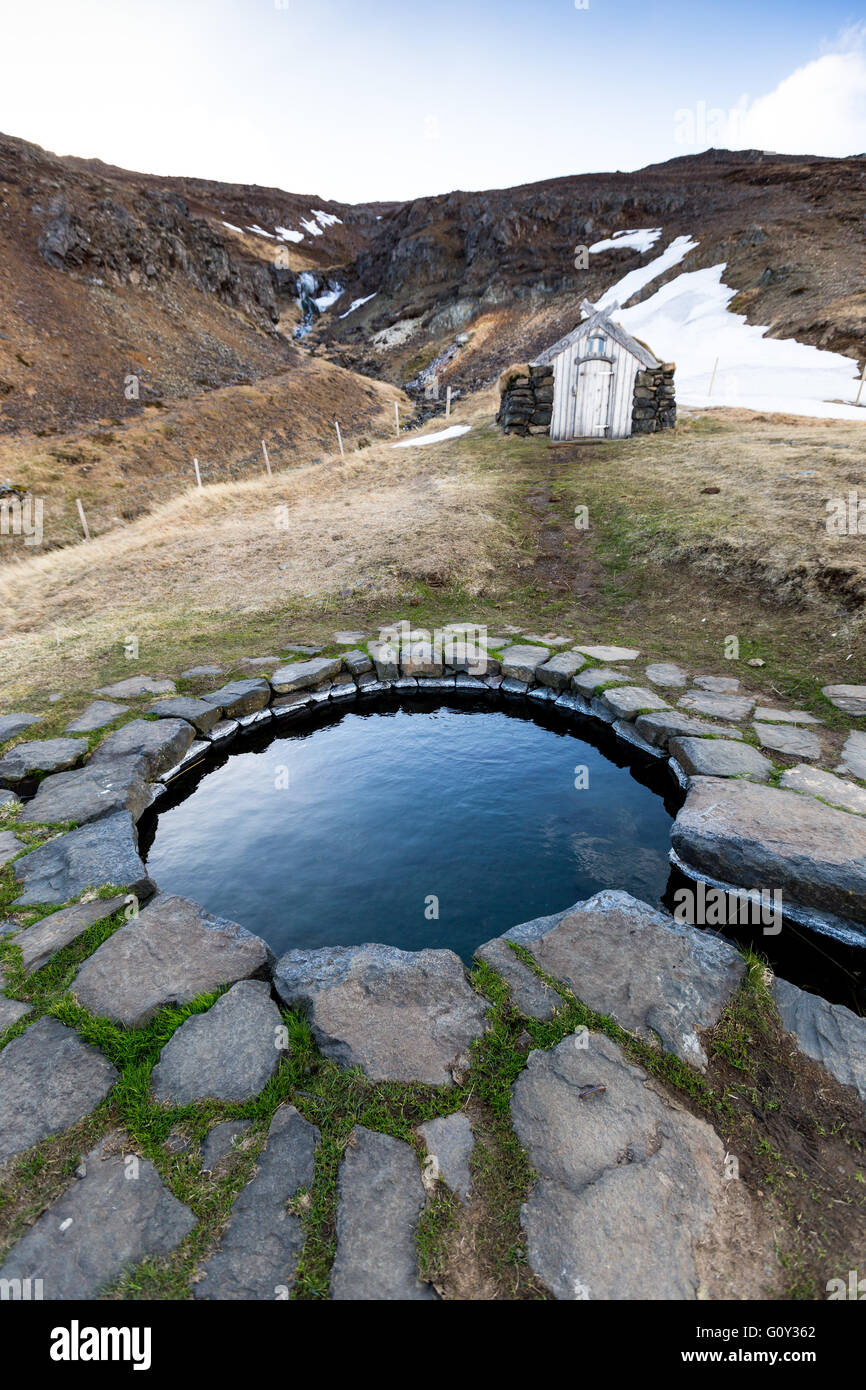 Une piscine d'eau chaude géothermique changement couverte d'herbe hut à Laugar í Saelingsdal, Islande Banque D'Images