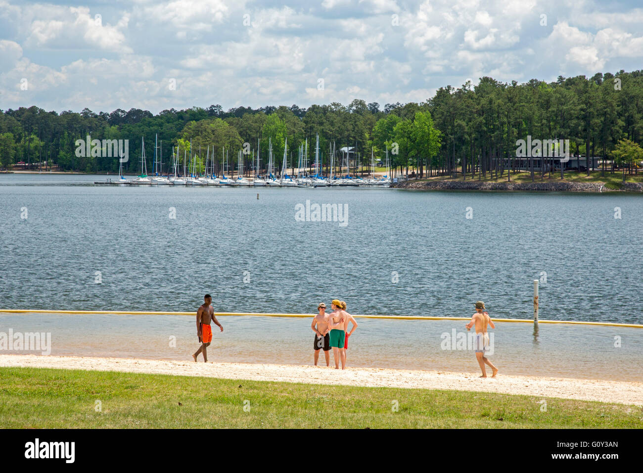 Pollards Corner, Virginia - jeunes hommes de races différentes sur la plage de J. Strom Thurmond Lake. Banque D'Images