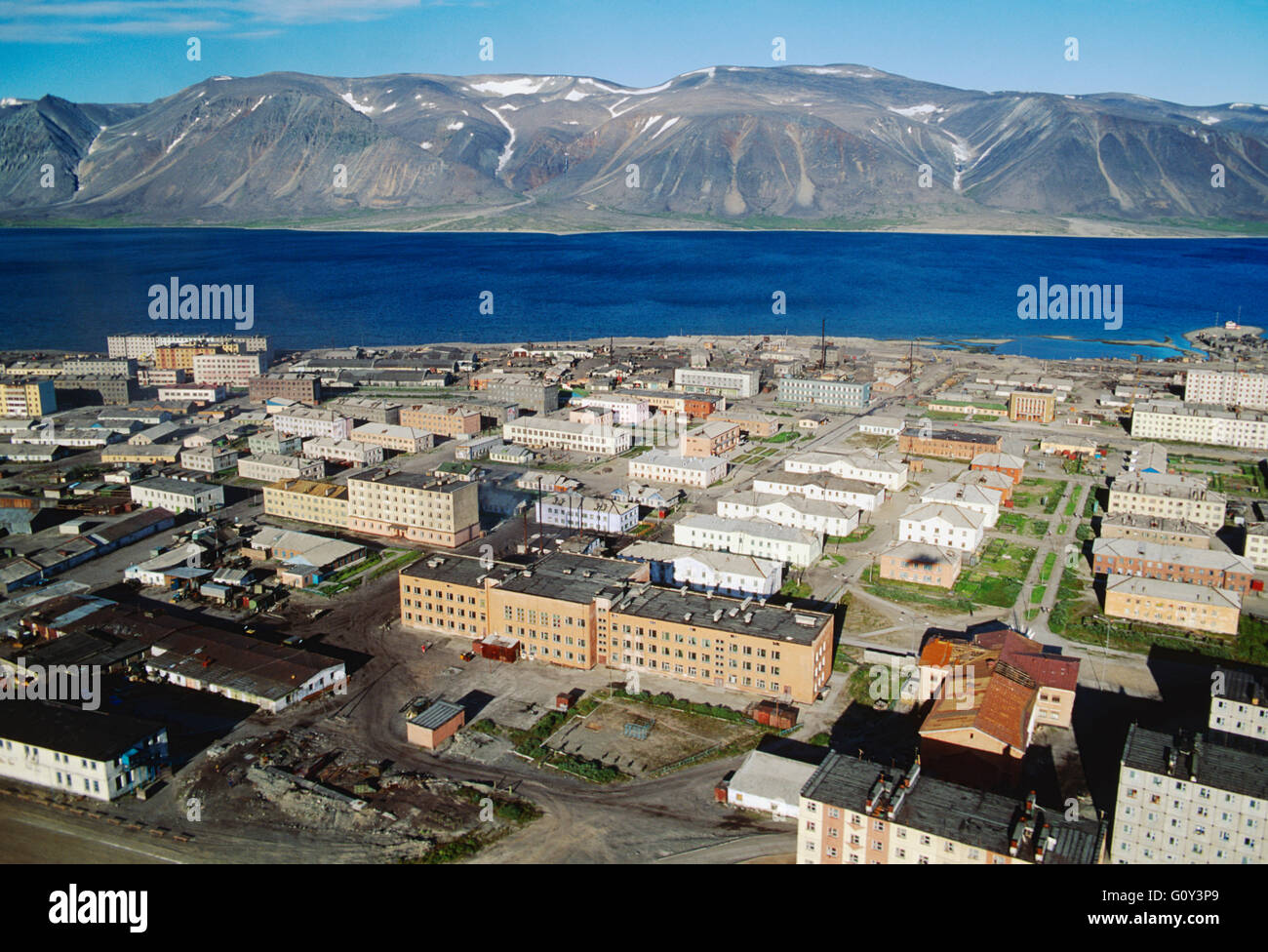 Vue aérienne de la ville portuaire de Sibérie ; Egvekinot Région de Magadan, Mer de Béring ; Fédération de Russie ; ex-Union soviétique URSS Banque D'Images