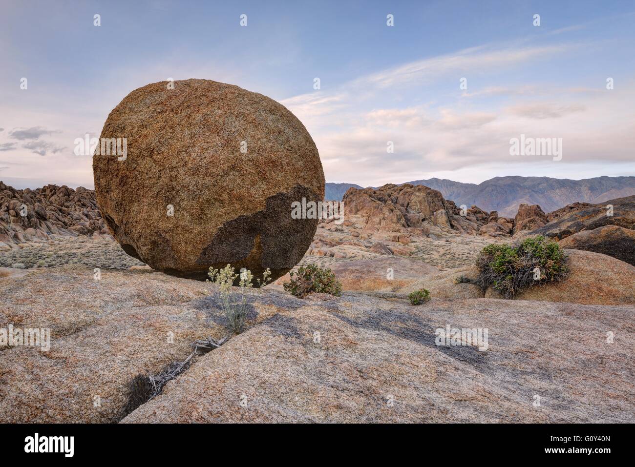 Roche ronde géante dans le désert, Alabama Hills, Californie, États-Unis Banque D'Images