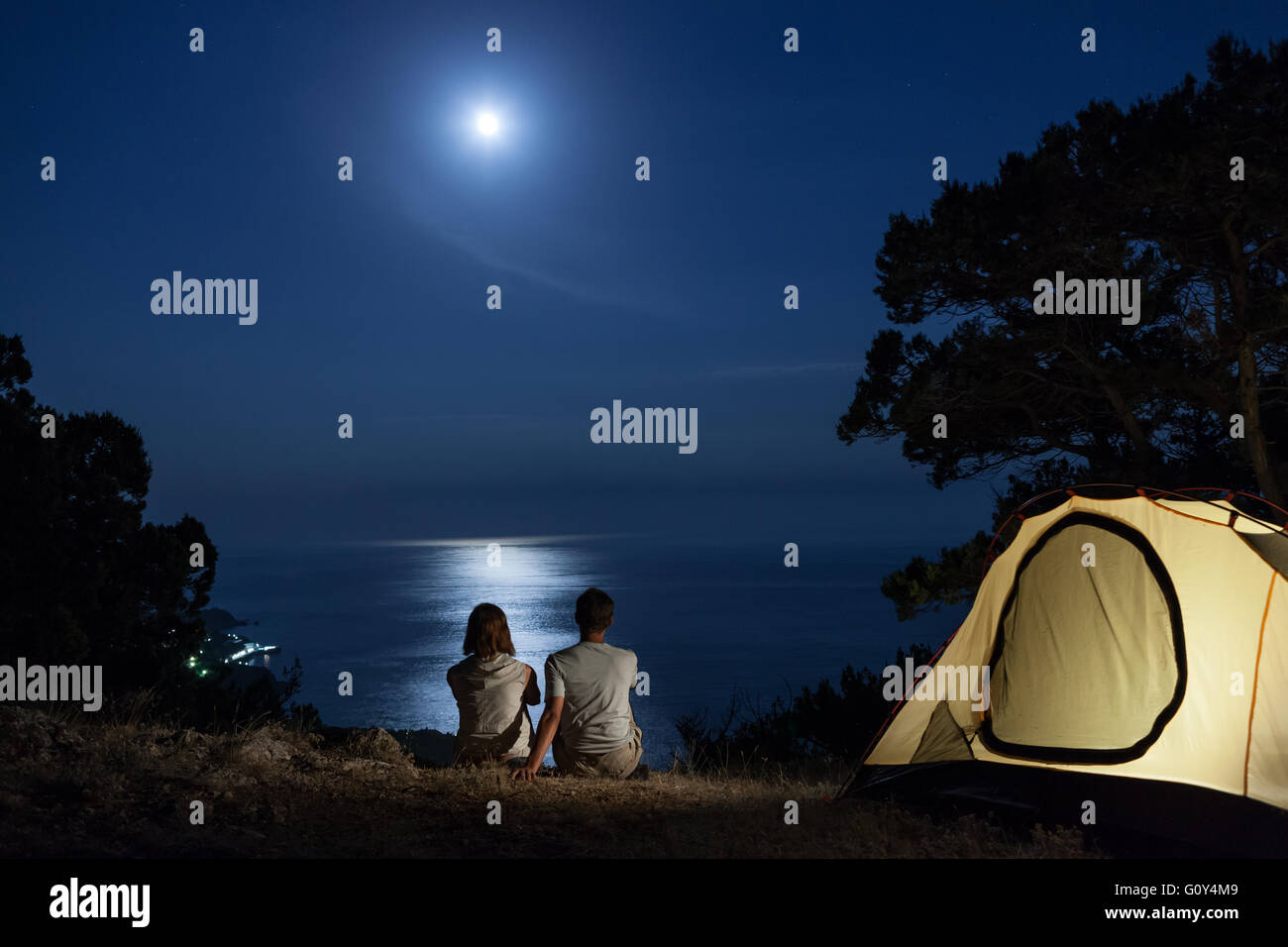 Silhouette de couple dans la nuit Photo Stock - Alamy