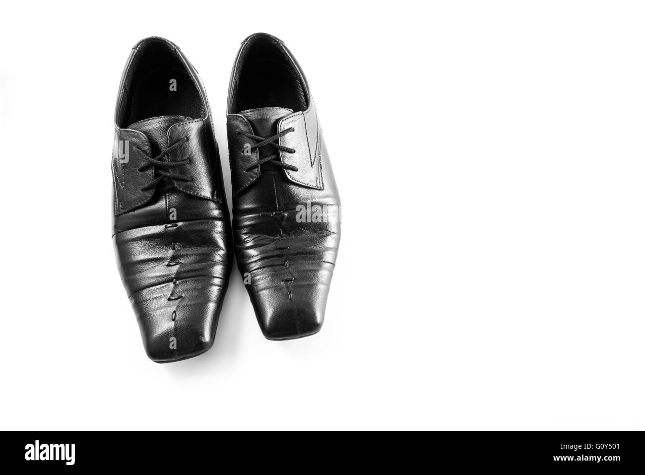 Vieux Hommes chaussures noir sur fond blanc Banque D'Images