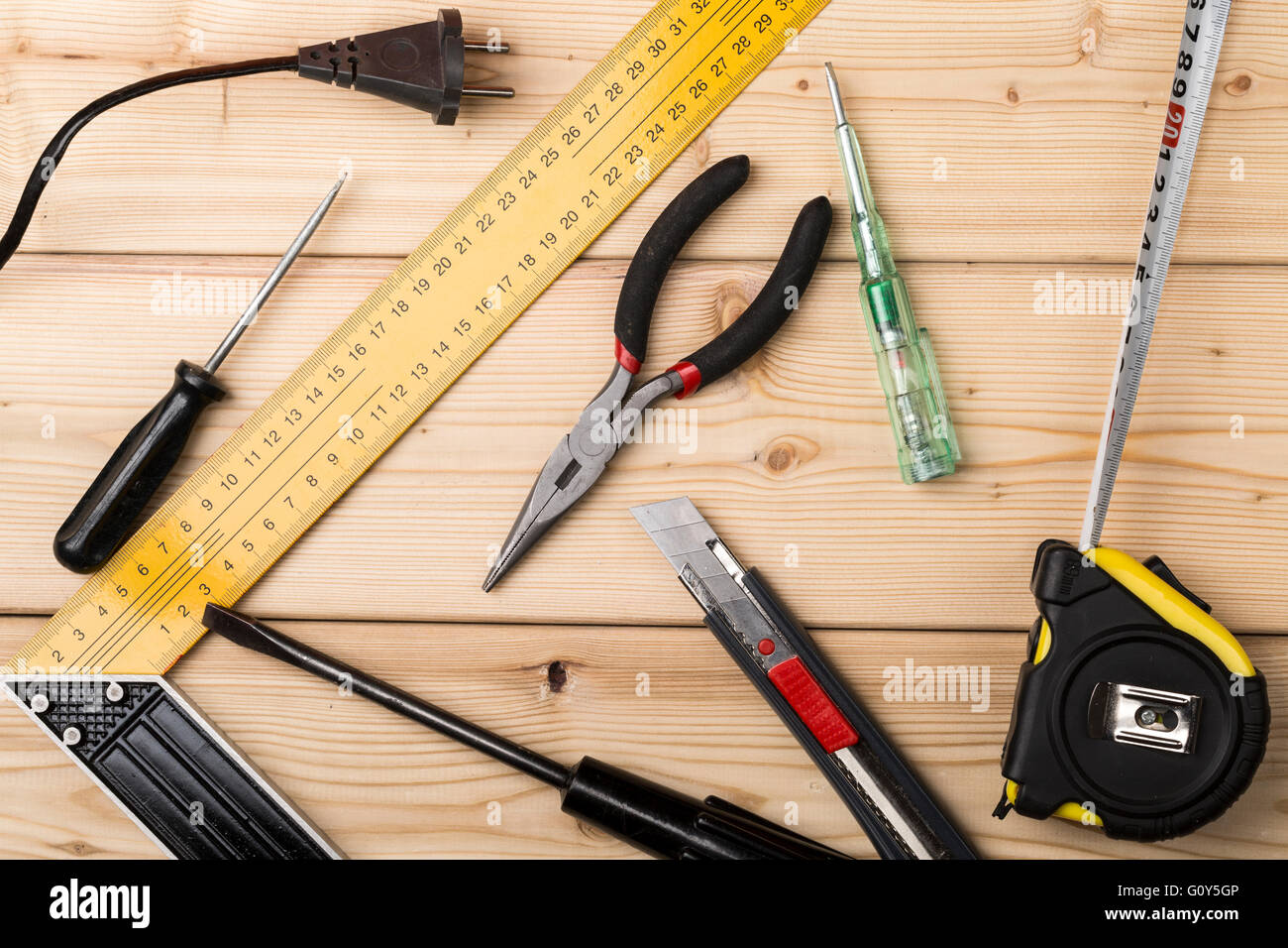 Mise en place de divers outils manuels et électriques sur une table en bois Banque D'Images