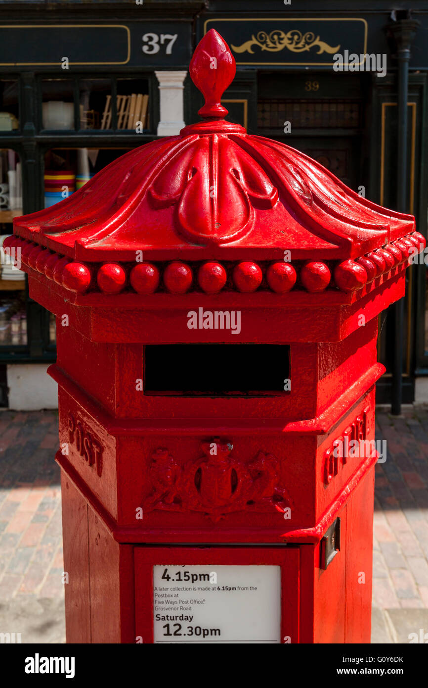 Rouge traditionnel Post Box, Tunbridge Wells, Kent, UK Banque D'Images