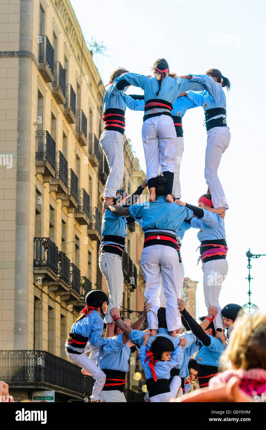Castellers construire tours humaines à Barcelone Catalogne Espagne, une tradition régionale Banque D'Images
