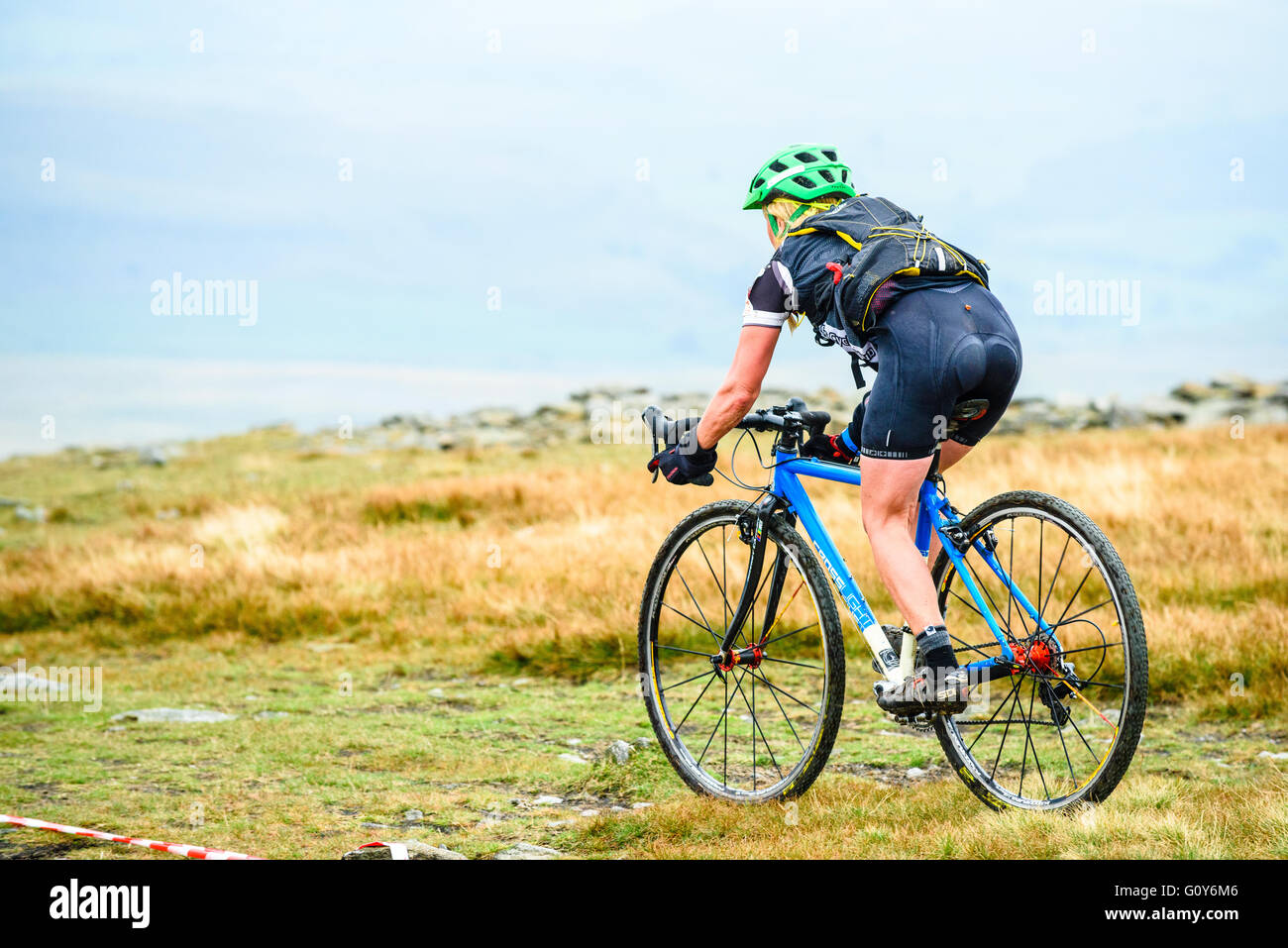 Les usagers de la partie supérieure de dans l'Ingleborough trois pics 2015 course de cyclocross, un événement annuel sur trois montagnes Yorkshire Banque D'Images