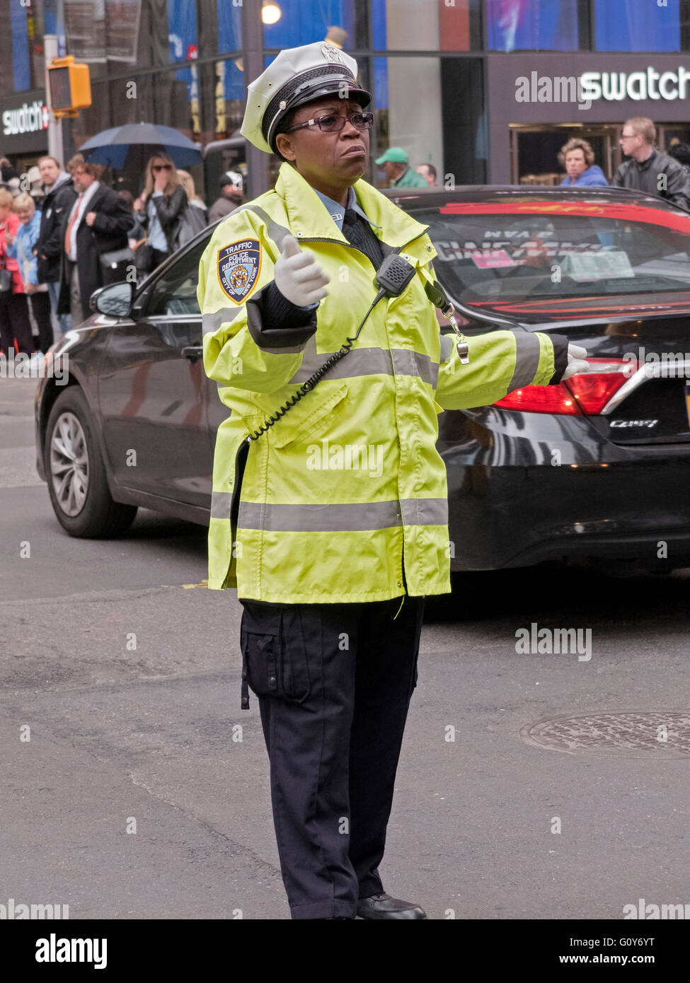 Femme New York City l'agent de la circulation des voitures de direction à Broadway dans Midtown Manhattan à New York City. Banque D'Images