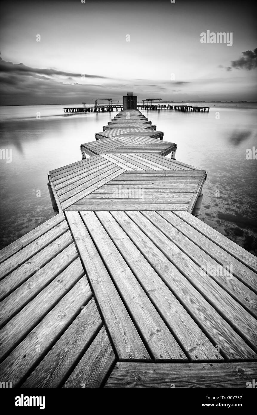 Zig Zag dock au lever du soleil en noir et blanc Banque D'Images