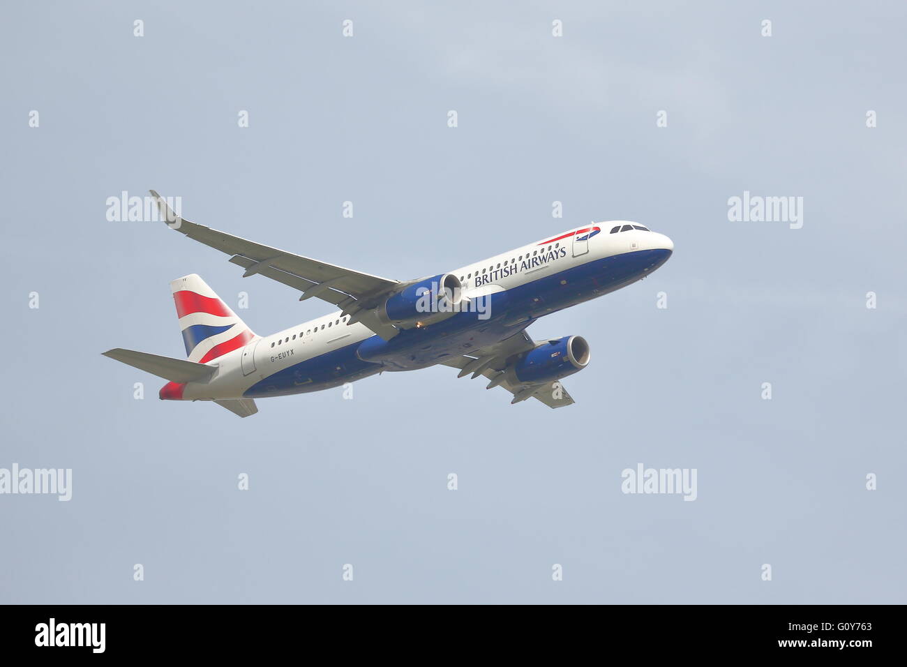British Airways Airbus A320-232(WL) G-EUYX en partant de l'aéroport de Heathrow, Londres Banque D'Images